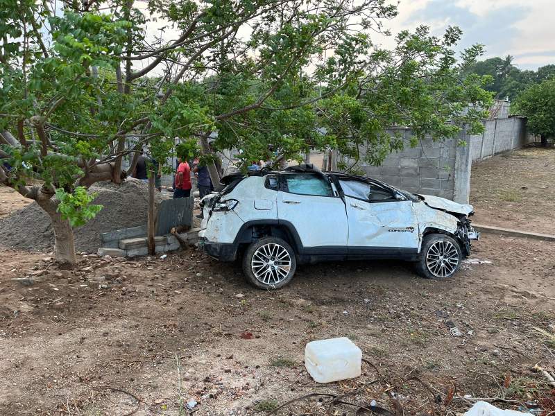 Vehículo se sale de la cinta asfáltica en Tehuantepec su dueño tuvo