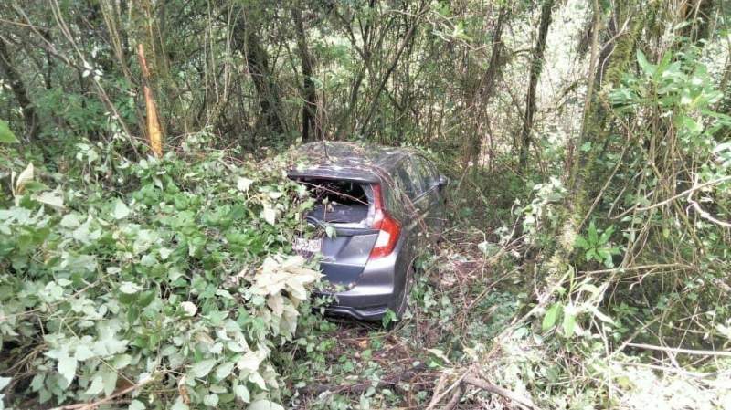 Localizan un vehículo abandonado en carretera a la Sierra Juárez