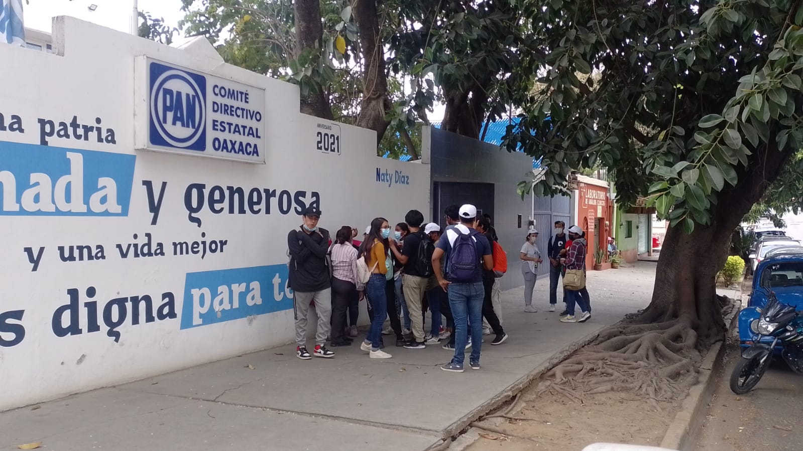 SEPARA EL CDE DEL PAN A PERSONAL ENCARGADO DE UN GRUPO DE BRIGADISTAS