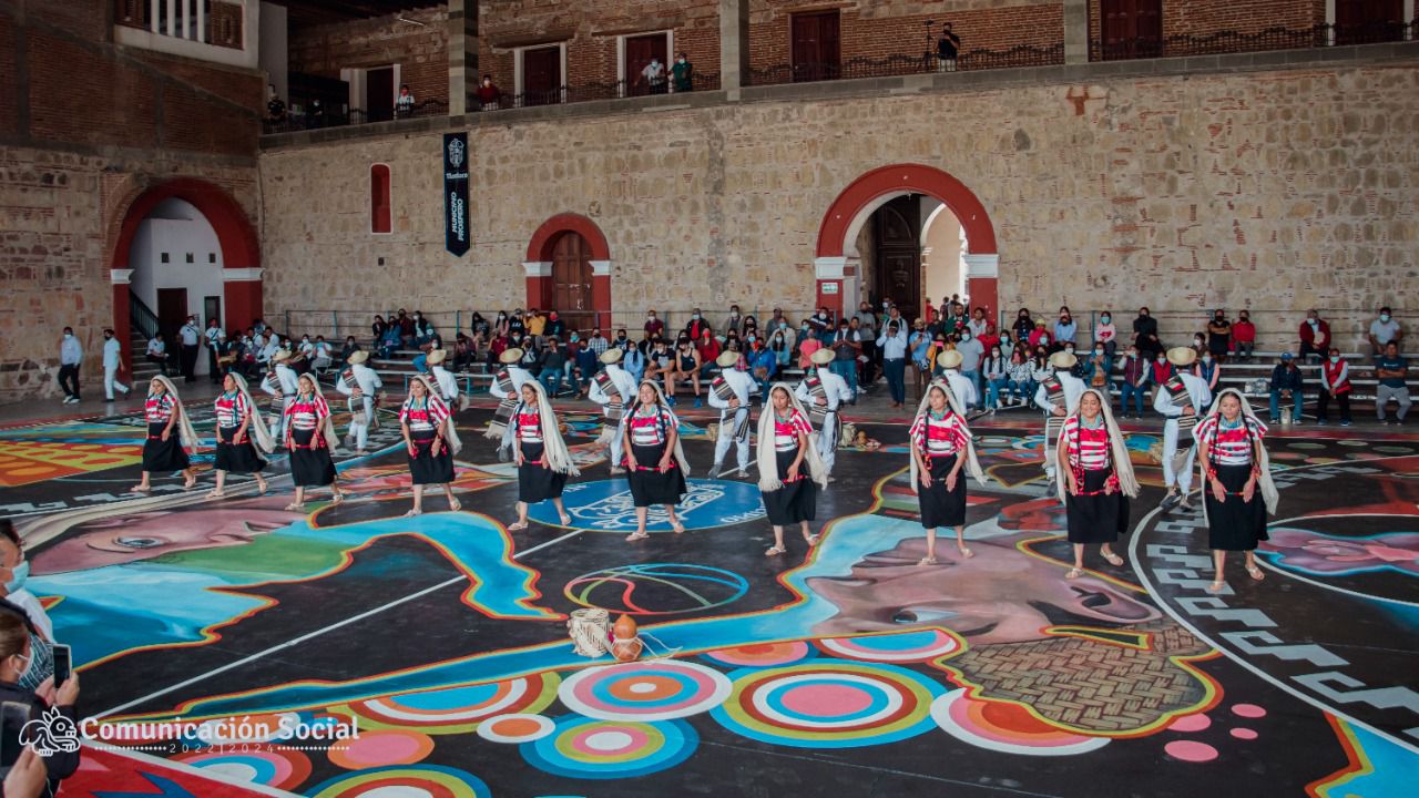 Inauguran mural a la Identidad Mixteca del maestro