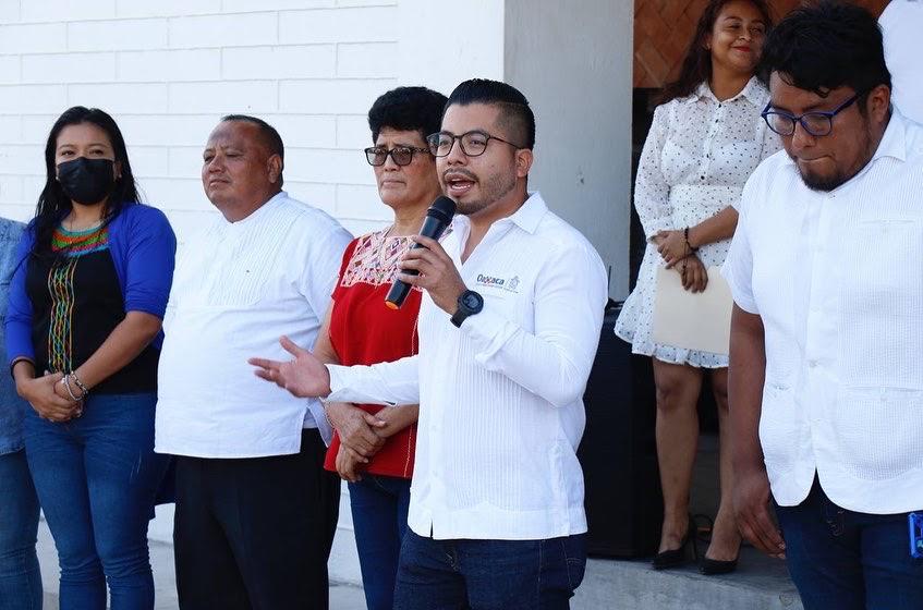 Jauri Sánchez Cruz, Director General del INJEO, inaugura el Mercadito de las Juventudes.