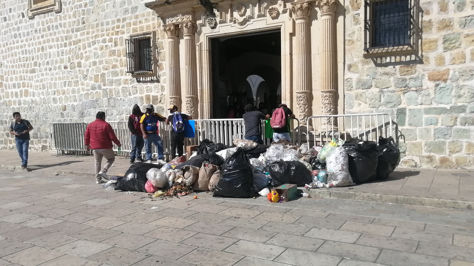 Sindicato 3 de Marzo arrojan basura en el Palacio Municipal