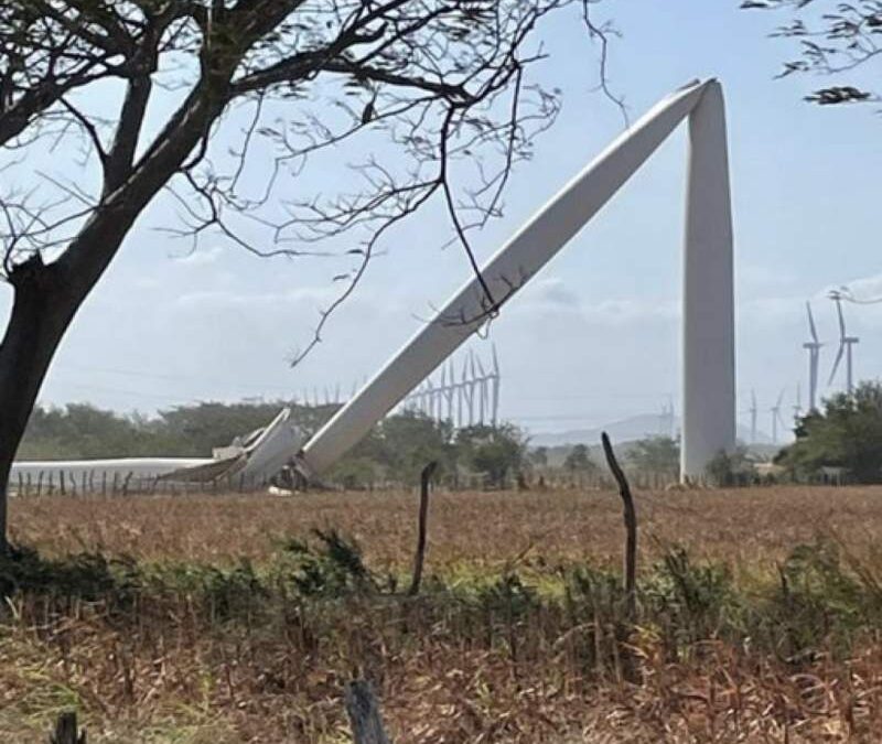 Fuertes vientos tiran ventilador eólico en el Istmo