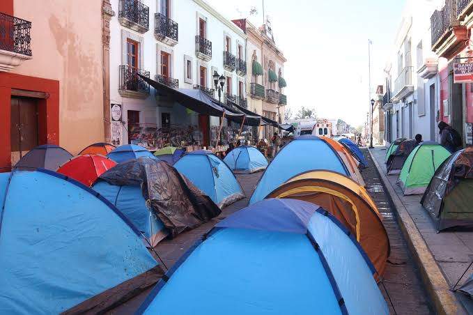 Normalistas mantienen bloqueo sobre Armenta y López, aún no determinan si aceptan respuesta del gobierno