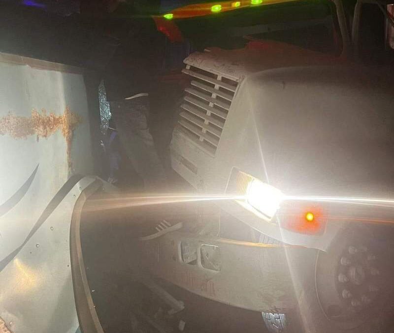 Se registra fuerte accidente en Ayoquezco de Aldama entre autobús y camión de madera
