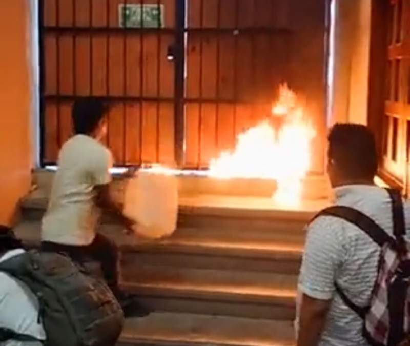 Hasta fuego se reportó en asamblea de maestros de la Sección 22 en Oaxaca