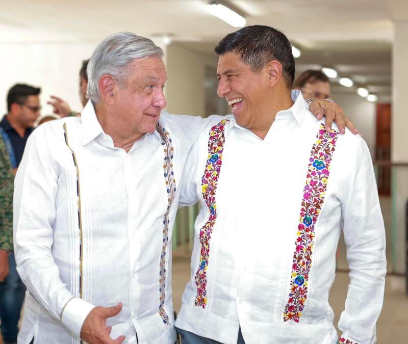 Llega López Obrador a Oaxaca; visitará Guelatao este martes