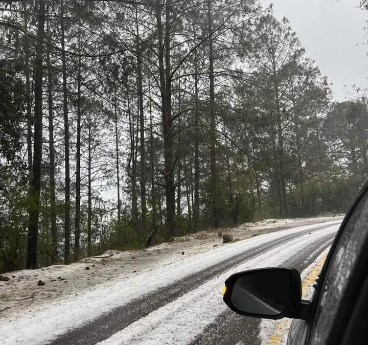 Granizada viste de blanco a municipio de la Sierra Norte en Oaxaca