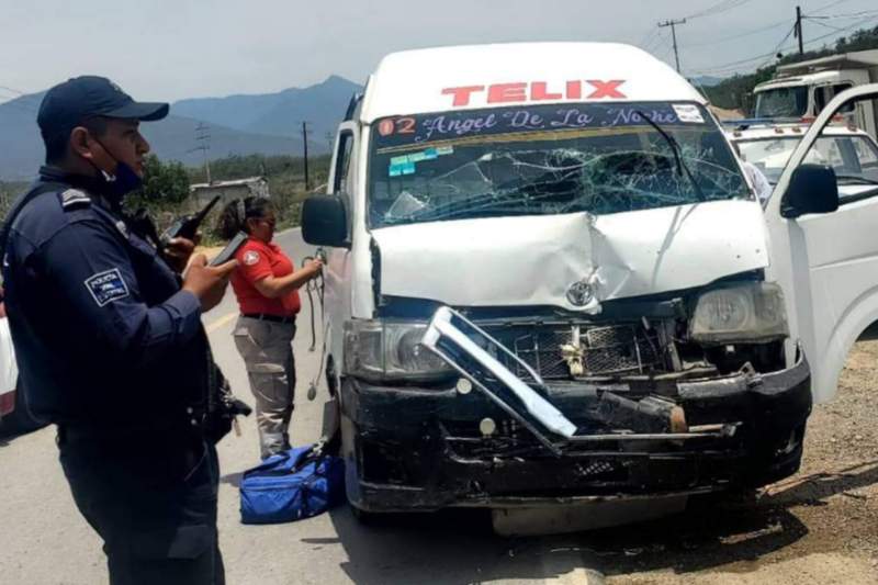 Choca urvan contra camioneta en carretera 190, en Magdalena Apasco