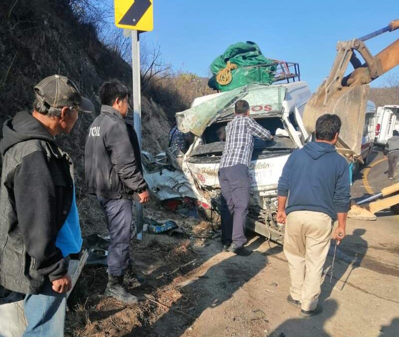 De manera preliminar reportan cuatro muertos en accidente de Urvan en la Sierra Norte