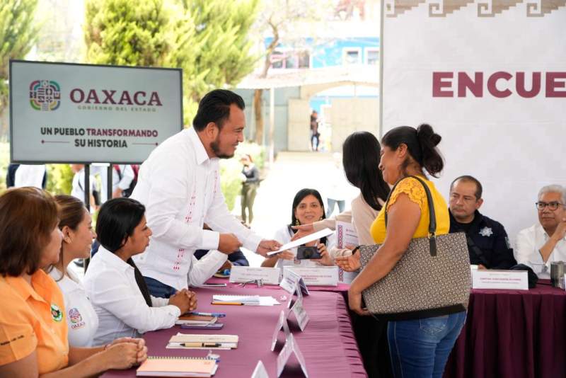 Entrega IEEPO claves a dos centros escolares de la Sierra Sur