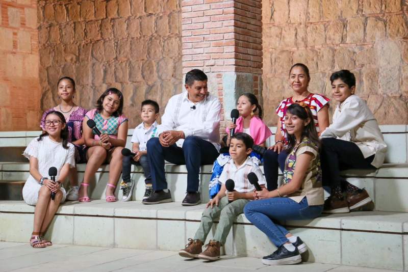 Gobernador Salomón Jara e Irma Bolaños Quijano conviven y dialogan con niñas y niños en el Jueves de Gozona