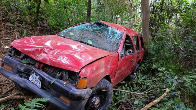 Hallan camioneta accidentada en un barranco en Oaxaca