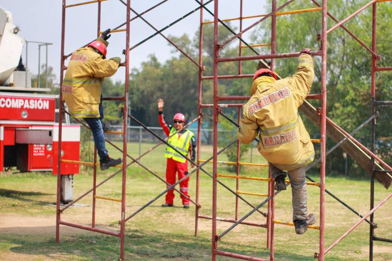 Instruye Heroico Cuerpo de Bomberos a empresas e instituciones en materia de actuación contra siniestros