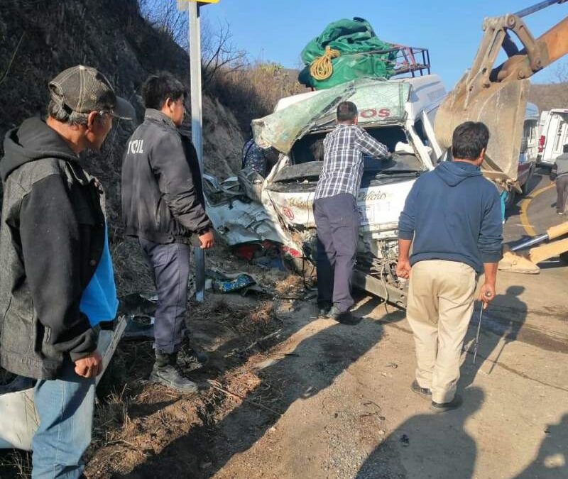 Muere segunda víctima de accidente de Urvan en carretera Oaxaca a Ixtlán; empresa evade responsabilidad