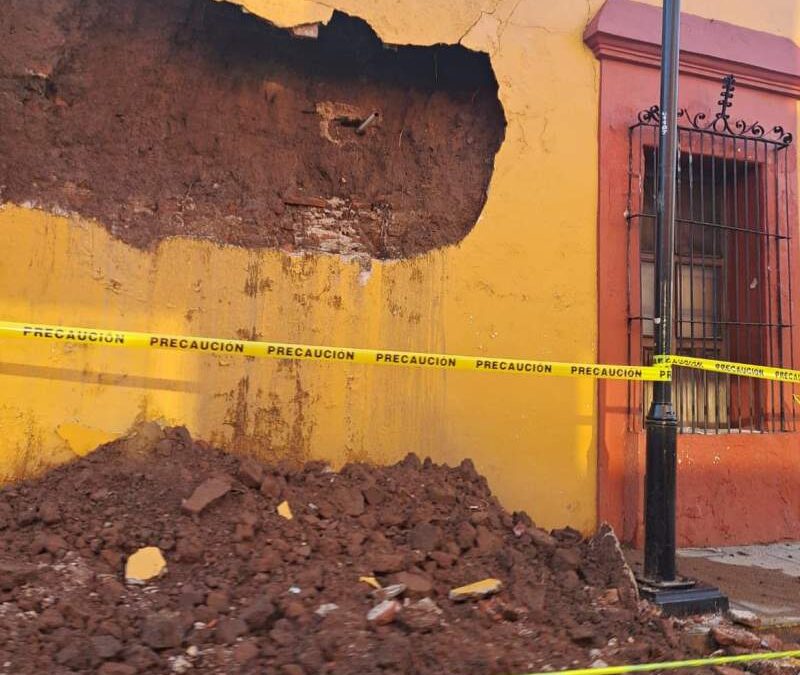 Lluvias desprenden la pared de una casa en la capital