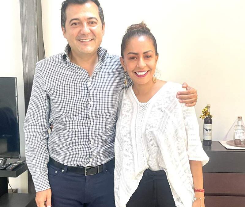 Presume Mariana Benítez fotografía con coordinador de Morena