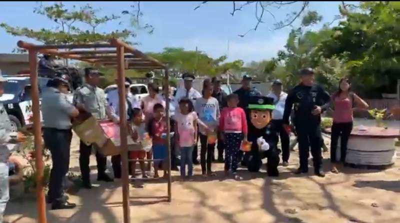 Regalan policías municipales regalos a niños de Juchitán