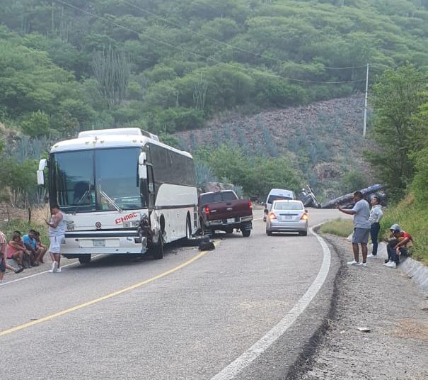 Un trailer al voladero y un choque se registran a la altura de San José de Gracia