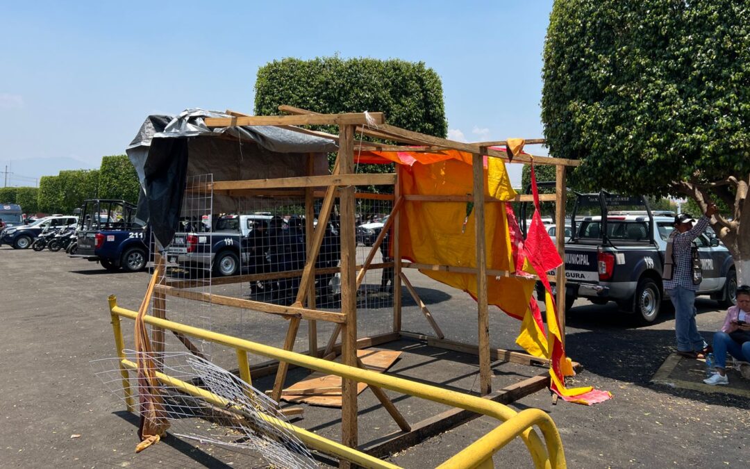 Retiran comerciantes ambulantes de estacionamiento de Plaza Oaxaca