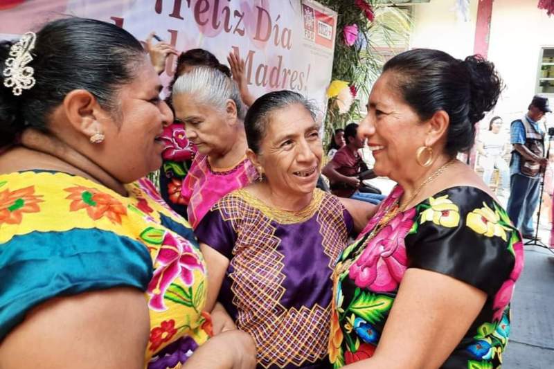 Celebra Gloria Sánchez a las madres en su día