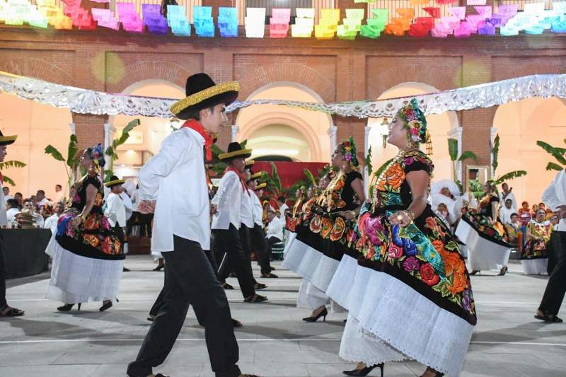 Celebran 70 edición de la Vela Sandunga en Tehuantepec