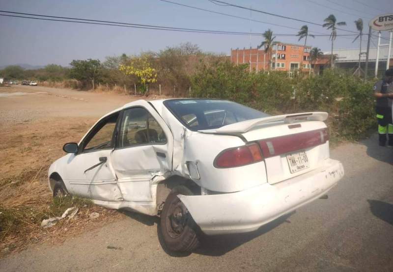 Chocan dos vehículos en Salina Cruz