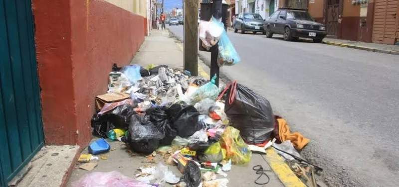 Detectan a ciudadanos de otros municipios tirando basura en la capital