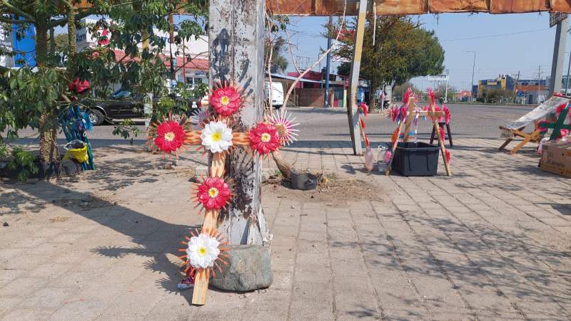 Elaboración y venta de las cruces de mayo, una tradición que no se pierde en el Día de la Santa Cruz