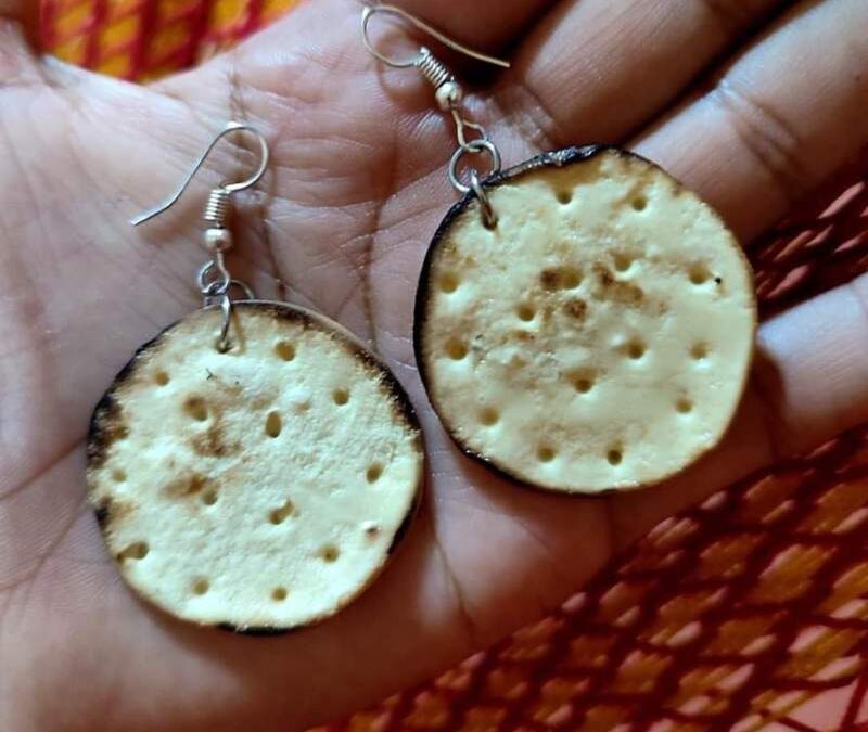Gastronomía del Istmo ahora se plasman en aretes. Camarones, totopo y quesillo algunos de los modelos en venta