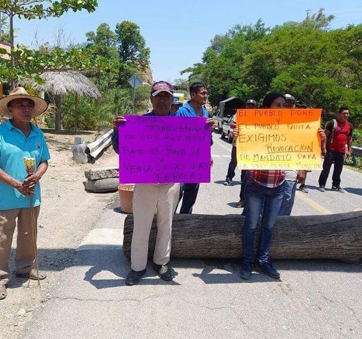 Habitantes de Tecomavaca cierran paso a Teotitlán de Flores Magón