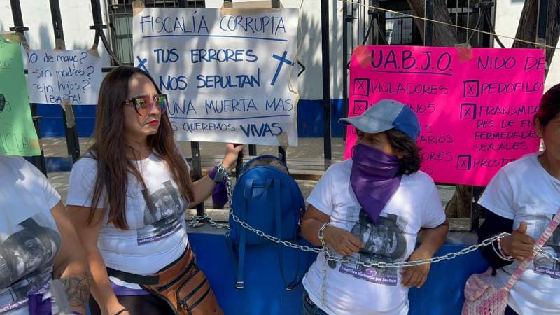 Integrantes del Colectivo Violencia X Ser Mujer se encadenan en sede de la Fiscalía de la Mujer