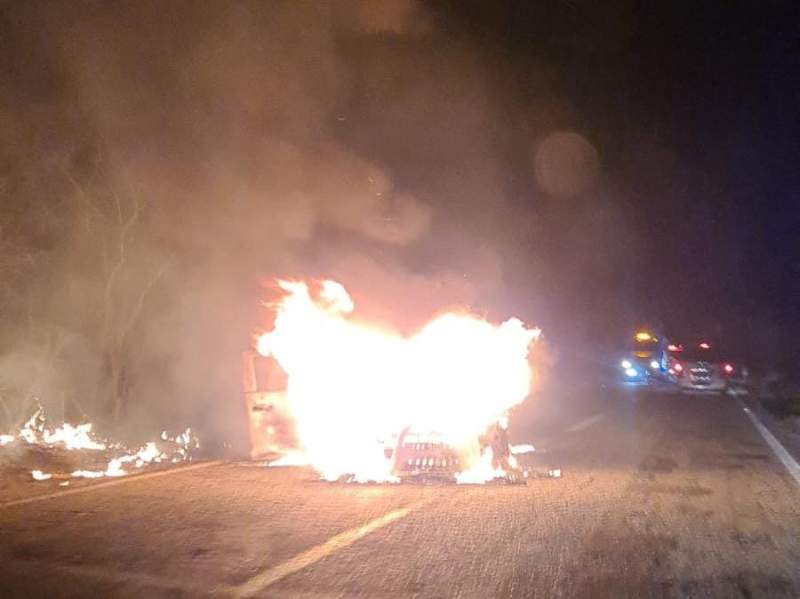 Por falla eléctrica se incendia un vehículo, en carretera del Istmo