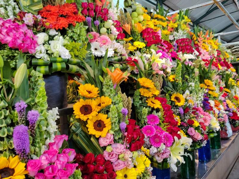 Reportan bajas ventas de flores este día en el Mercado Benito Juárez