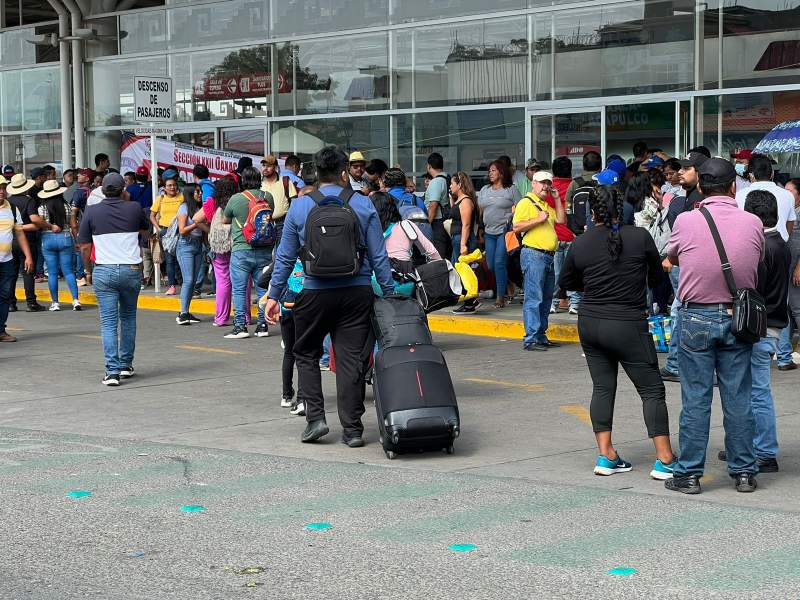 Una verdadera odisea atraviesan viajeros y turistas en Oaxaca, tras bloqueos del magisterio