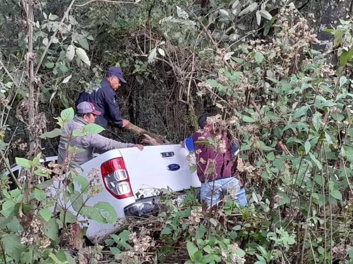 Vuelca camioneta en Ixtlán de Juárez, Oaxaca