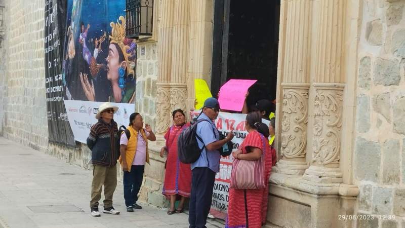 Ahora es Sergia Zepeda quien protesta en el Palacio Municipal