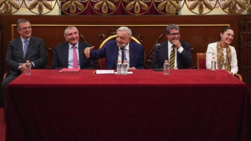 AMLO cena con cuatro “corcholatas” en restaurante del Centro Histórico de CDMX