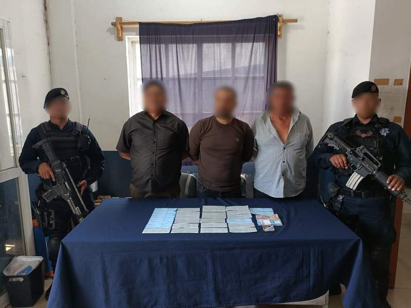 Aseguran dinero en efectivo y cheques, así como dos armas de fuego en Oaxaca