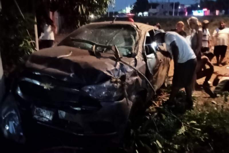 Automóvil impacta a taxi en Tehuantepec