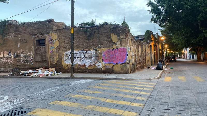 Captan a ciudadano tirando basura en calles de la capital