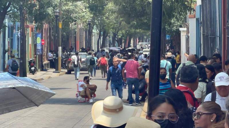 Cierran maestros sobre Avenida Juárez; coberturan mesa con autoridades del ISSSTE