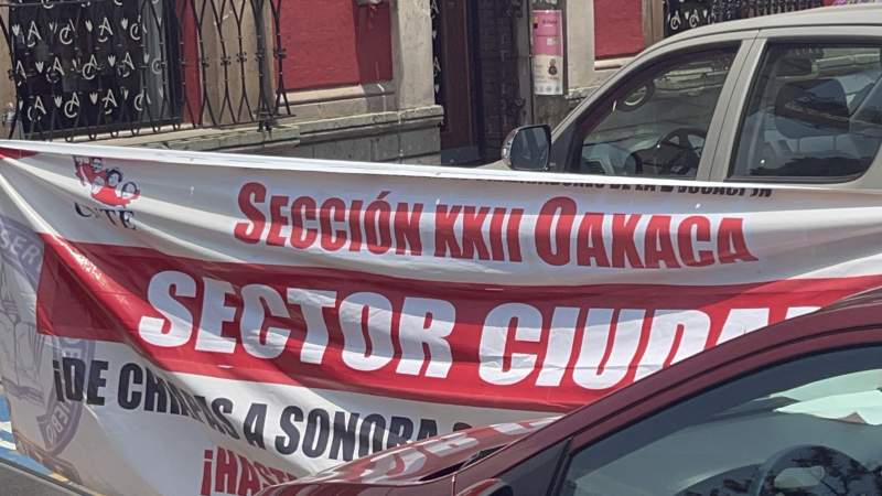 Cierran maestros sobre Avenida Juárez; coberturan mesa con autoridades del ISSSTE