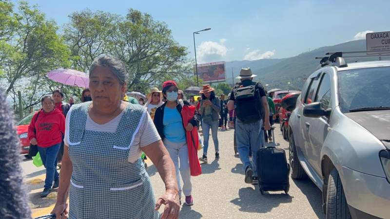 Con cierre del aeropuerto y del ADO cerrará Sección 22 paro en Oaxaca