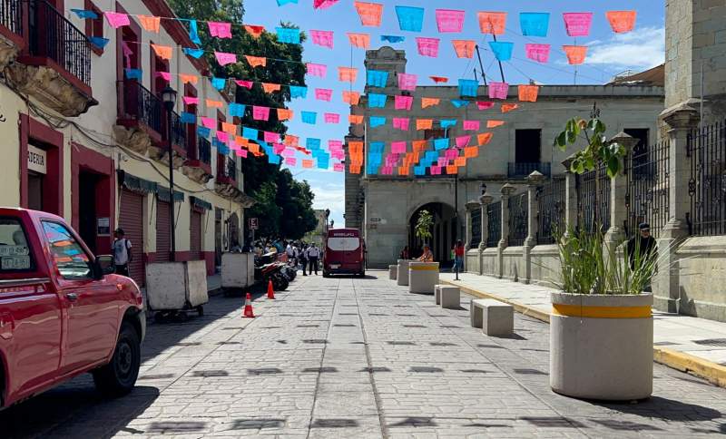 Con maseteros, bancas y adornos ya se encuentran algunas calles, previo a Guelaguetza