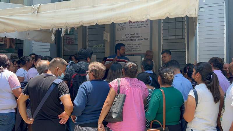 Con piedras y palos logran apertura de la subdelegación de prestaciones del ISSSTE en Oaxaca