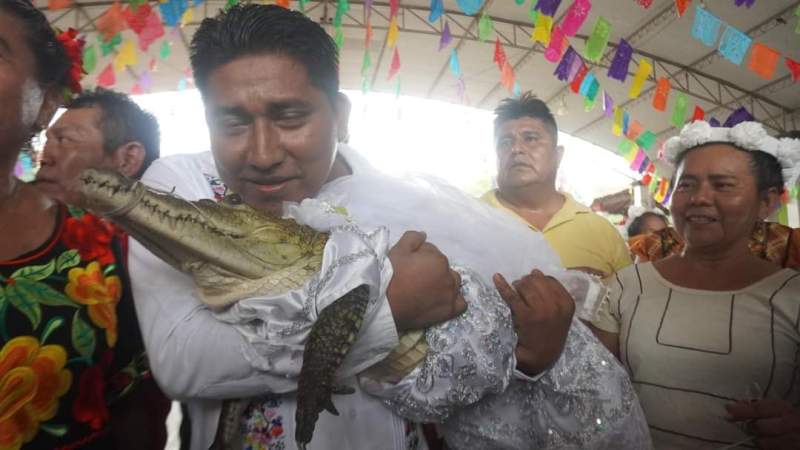 En Huamelula celebran boda de niña princesa Lagarta y edil municipal