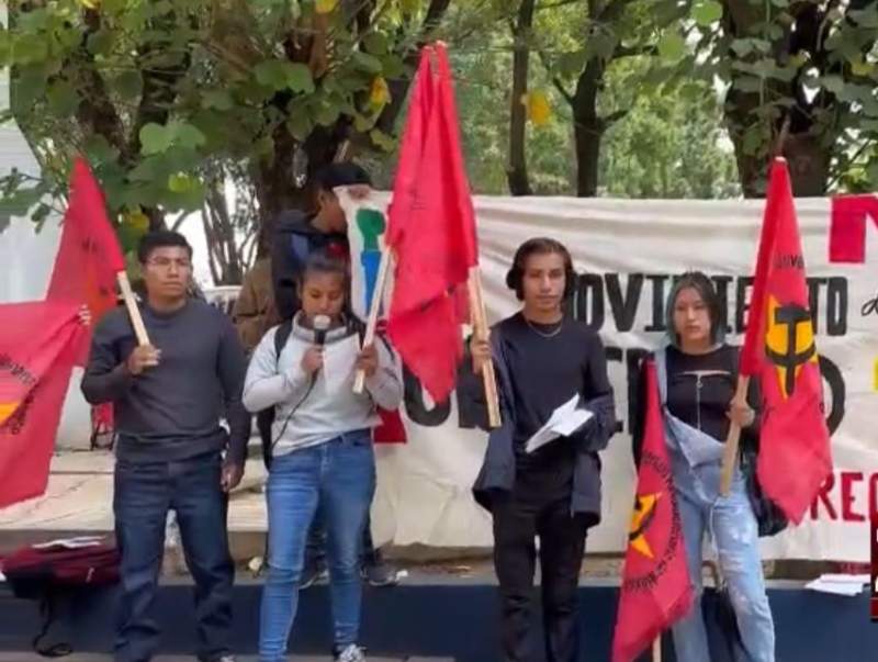 En la UABJO protestan por matricular y en la URSE por entrega de plazas