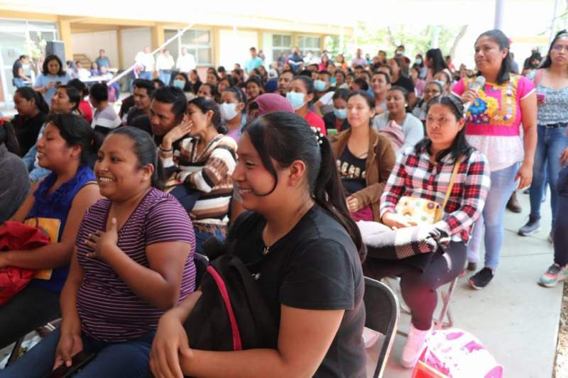 En un acto de justicia social, reciben becas pendientes jóvenes docentes en el Medio Indígena