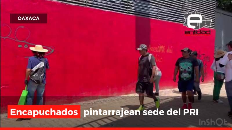 Encapuchados pintarrajean sede del PRI en Oaxaca, durante la marcha de la Sección 22 de la CNTE